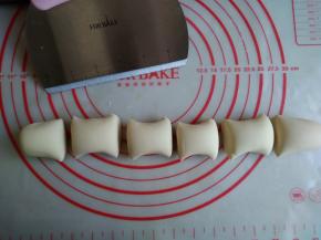 将面团搓长，用切面刀分成6份