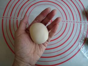 捏紧收口，搓成椭圆