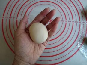 捏紧收口，搓成椭圆