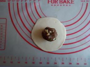 将每一份都擀成圆形，中间厚，四周薄，放上馅料