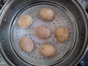 放在蒸屉里，在温暖的地方醒发25-30分钟