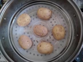 放在蒸屉里，在温暖的地方醒发25-30分钟