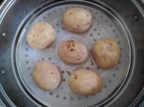 看到包子明显大了，就表示已经醒发好了。待锅里的水烧开后，放上蒸屉，转中小火蒸15分钟左右。蒸好后，焖5分钟再开盖。最后在上面裹上可可粉和糖粉的混合粉，会更像刚挖出来的土豆