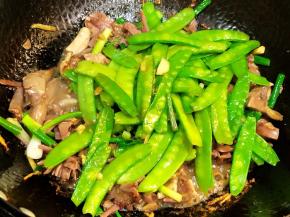 加入兰豆，炒匀出锅