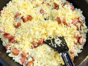 炒至鸡蛋包裹着米饭，成松散状态