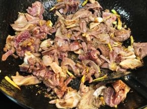翻炒片刻