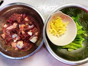 鸭肫切花，加入少许蚝油、酱油、酒、玉米淀粉拌匀