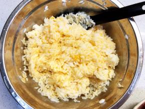 米饭中加入适量的盐和鸡粉，两个鸡蛋拌匀