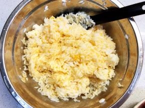 米饭中加入适量的盐和鸡粉，两个鸡蛋拌匀