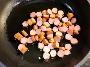 油锅中加入脆皮肠翻炒片刻