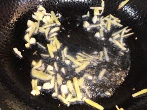 油锅放入姜蒜末爆香