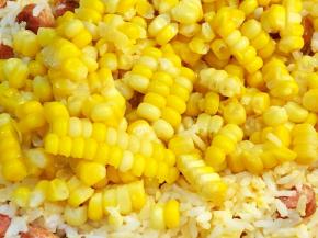 加入玉米粒翻炒片刻