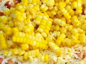 加入玉米粒翻炒片刻