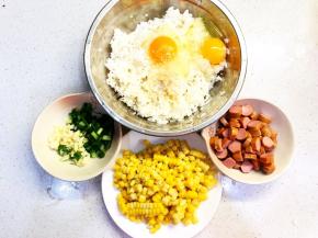 准备材料，脆皮肠切粒备用