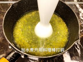 锅中放入1000毫升水，加入石斛粒，煮开之后用料理棒打碎。