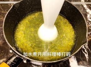 锅中放入1000毫升水，加入石斛粒，煮开之后用料理棒打碎。