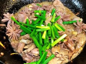 炒至九成放入葱花