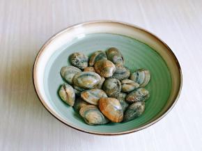 首先买回来的花蛤提前用盐水泡上，将沙子泡出。