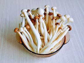 海鲜菇去根洗干净。