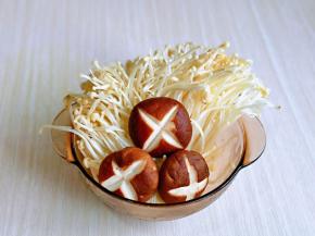 金针菇去根洗干净，香菇去根洗干净，再香菇中间切十字刀。