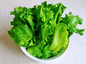 生菜去根，用盐水洗干净。