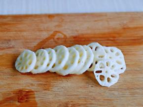 莲藕去皮，洗干净切片。