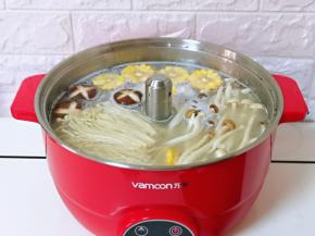 首先将耐煮的食材放入锅中，玉米，香菇，海鲜菇，金针菇，大火烧开。