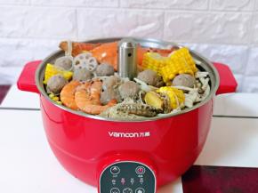 所有食材煮熟，按显示屏上的“上升”键，就可以享用啦！吃火锅最尴尬的事情是，吃的在锅中，却夹不到它，有了这款锅，这种现象不会发生哈～真好