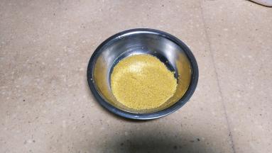 小米洗干净备用