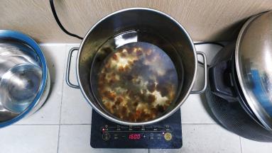锅里烧热水，放入桃胶皂角米煲半小时