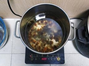 锅里烧热水，放入桃胶皂角米煲半小时