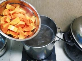 半小时后放入木瓜煲半小时