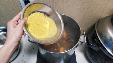 放入小米煲15分钟