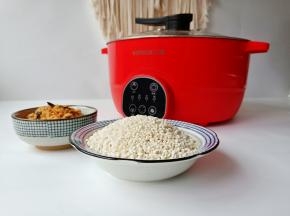 准备糯米与芝麻海苔肉松。