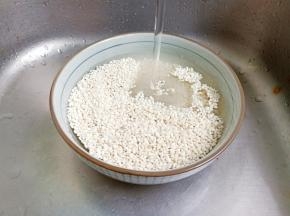 糯米反复多清洗几次。