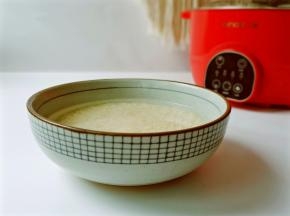 洗好的糯米浸泡十分钟。