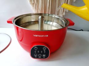 万慕智能降糖饭锅放入适量的清水。清水没过糯米即可。