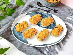 米饭放入菠萝模具压实，撒上芝麻海苔肉松。