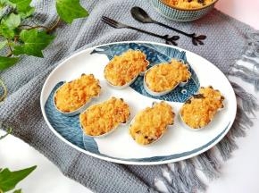 米饭放入菠萝模具压实，撒上芝麻海苔肉松。