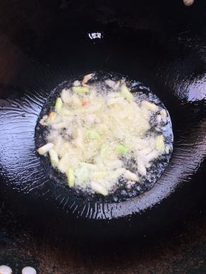 锅烧热倒入适量的油，放入蒜瓣，葱段爆香。