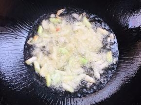 锅烧热倒入适量的油，放入蒜瓣，葱段爆香。