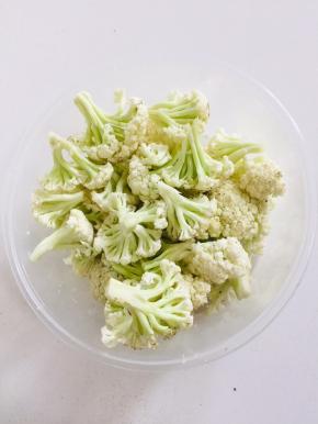 花菜切成小朵备用。