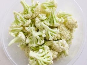 花菜切成小朵备用。