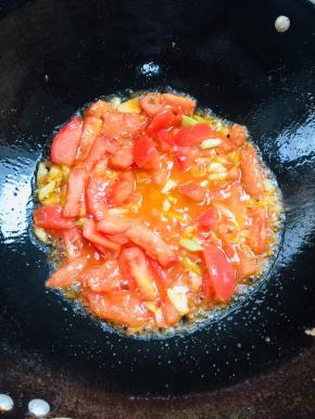 放入西红柿炒至软烂出汁儿。