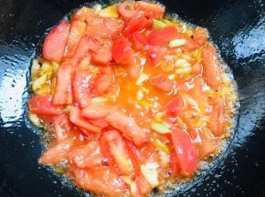 放入西红柿炒至软烂出汁儿。