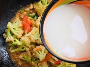 淋入适量的水淀粉勾薄芡。