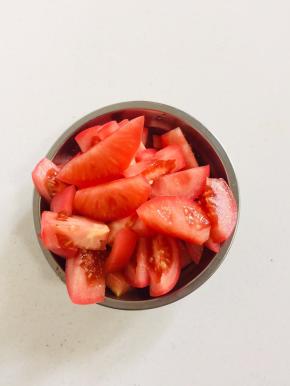 西红柿洗净切成小块儿备用。