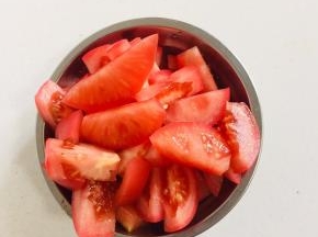 西红柿洗净切成小块儿备用。