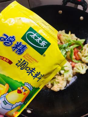 放入一勺鸡精翻炒均匀。