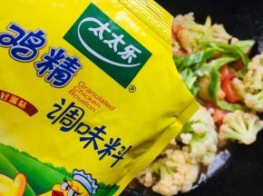 放入一勺鸡精翻炒均匀。